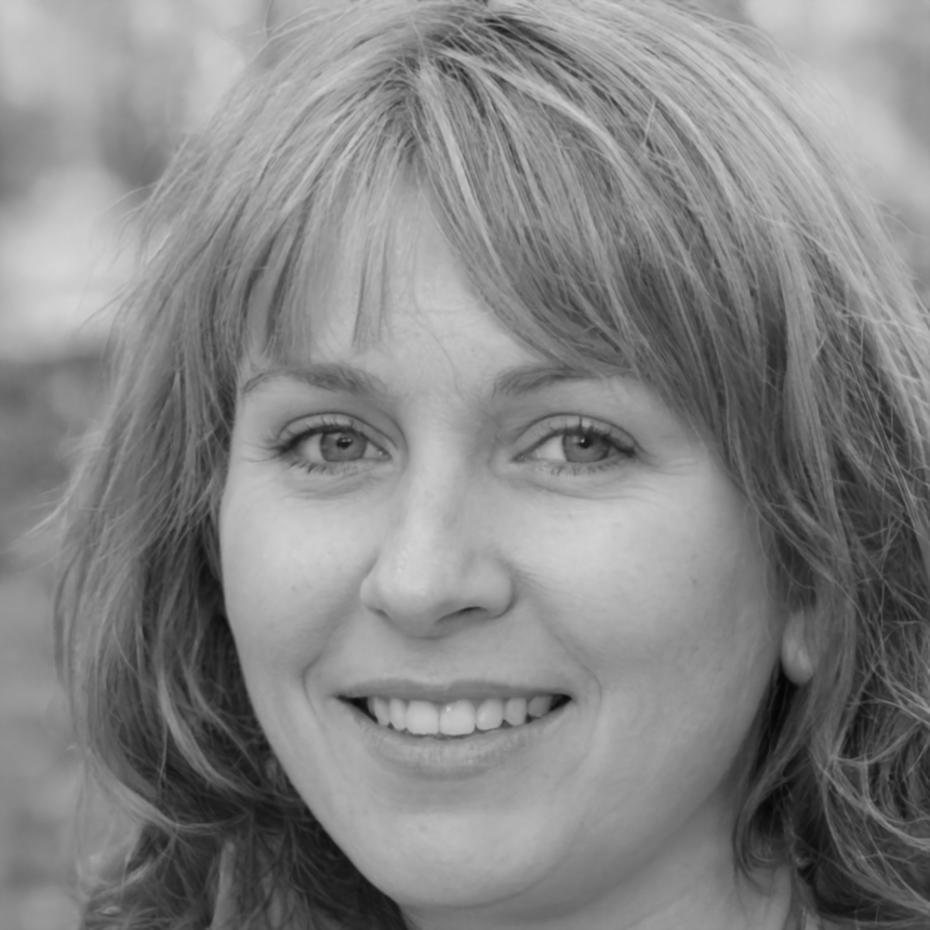 Retrato profesional de Inés Romero, especialista en modelización financiera