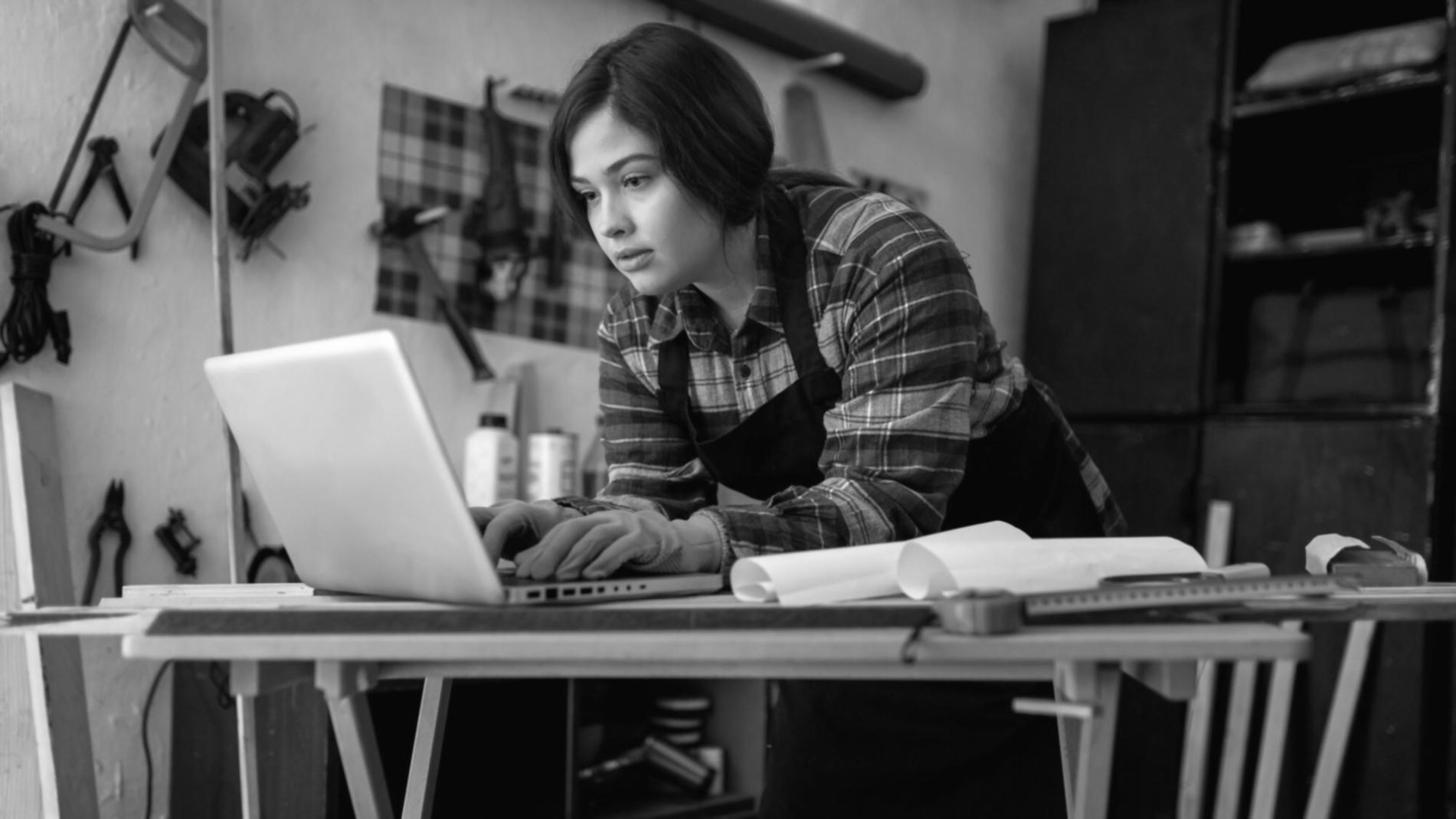 Sesión de trabajo colaborativo con datos financieros y análisis en pantalla